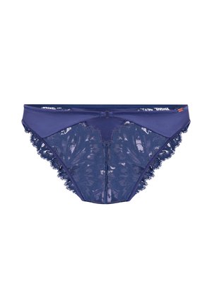 Paars kant bikini-stijl damesondergoed met bloemenpatronen en een klein strikje aan de voorkant, weergegeven tegen een witte achtergrond.