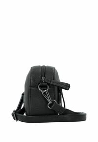 Bolso cruzado de cuero negro con acabado texturizado, forma rectangular compacta, cierre superior con cremallera y correa ajustable. Acentos de herrajes plateados.