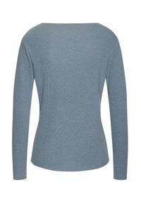 Langärmliges Oberteil in Hellblau, aus Strickmaterial, mit rundem Halsausschnitt, tailliertem Schnitt und glatter Textur in einem schlichten, klaren Design.