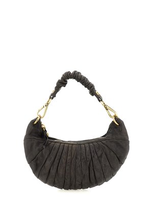 Borsa a tracolla di pelle nera a forma di mezzaluna con design plissettato, chiusure in tonalità oro e manico corto arricciato.