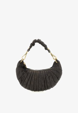 Borsa a tracolla di pelle nera a forma di mezzaluna con design plissettato, chiusure in tonalità oro e manico corto arricciato.