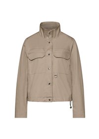 Beige jacka av lättviktsmaterial, med hög krage, två framfickor, tryckknappar och justerbar dragsko vid nederkanten.