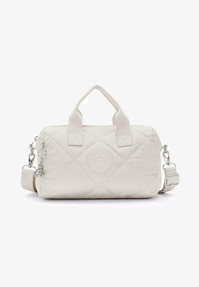 Petit sac à main matelassé écru avec deux petites poignées, une bandoulière amovible et un logo rond embossé au centre.