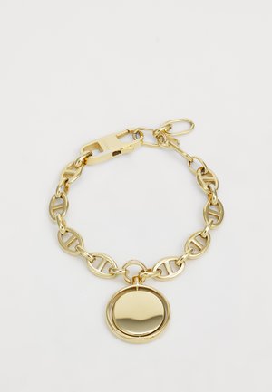 Pulsera de cadena de oro con eslabones ovalados y un colgante circular. El cierre es un mecanismo de clip para un ajuste seguro.