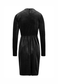 Czarna aksamitna sukienka z długimi rękawami, elastycznym pasem i dekoltem w kształcie łezki z tyłu. Gładka tekstura i długość do kolan.
