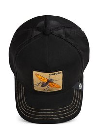 Cappellino trucker in rete nera con una toppa beige che presenta un insetto arancione e la parola "DAGGER", con cuciture beige a contrasto sul visiera.