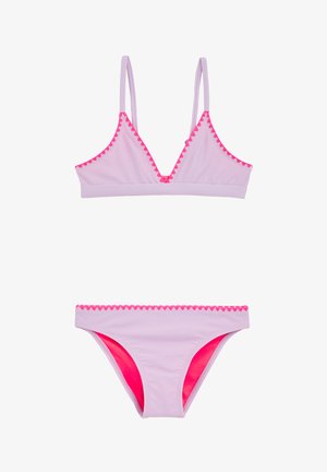Ensemble de bikini deux pièces en tissu violet doux, avec des bordures en dentelle rose sur les bords. Le haut a des bretelles réglables et le bas a une coupe classique.