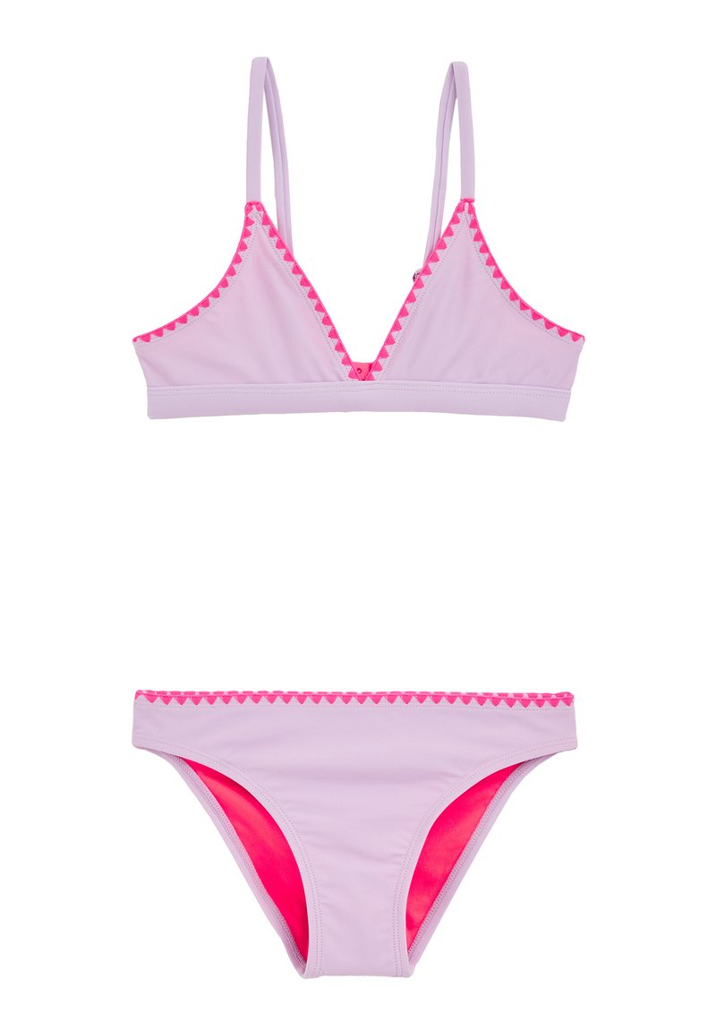 Dvojniki bikinija, izdelan iz mehkega vijoličnega materiala, z rožnatim valovitim obrobo na robovih. Zgornji del ima nastavljive naramnice, spodnji del pa je klasičnega kroja.