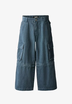 Pantaloni cargo in denim blu con gambe larghe, dotati di due grandi tasche laterali e chiusura in vita con bottone, progettati per comfort e utilità.