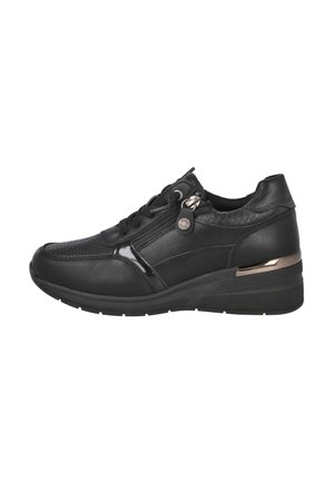 Zapatilla negra que presenta una mezcla de cuero texturizado y liso, diseño con cordones, acentos metálicos y un pequeño tacón para mayor altura.