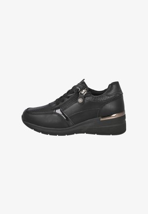 Zapatilla negra que presenta una mezcla de cuero texturizado y liso, diseño con cordones, acentos metálicos y un pequeño tacón para mayor altura.