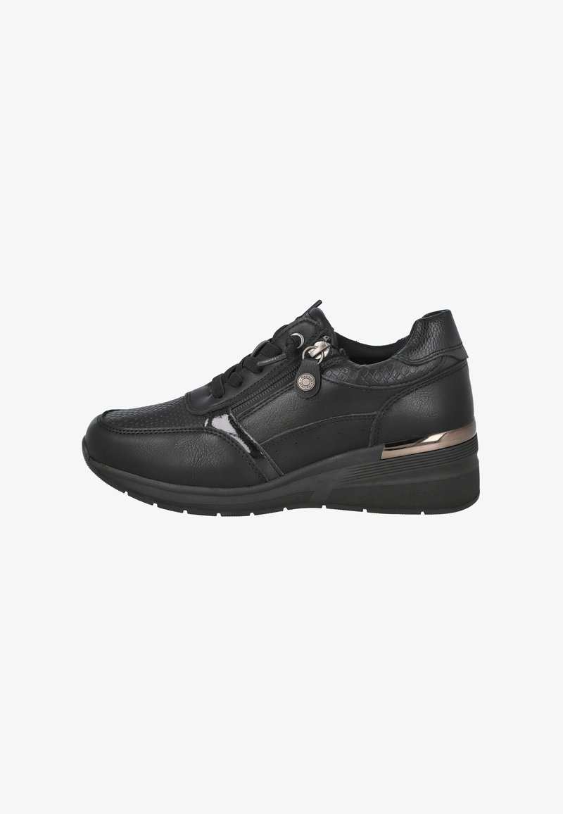 Zapatilla negra que presenta una mezcla de cuero texturizado y liso, diseño con cordones, acentos metálicos y un pequeño tacón para mayor altura.