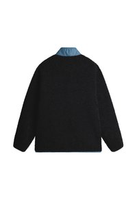 Schwarze, flauschige Fleecejacke mit einem hellblauen Kragen. Merkmale einen lässigen Schnitt und minimale Akzente. Die Rückansicht hebt die Materialstruktur hervor.