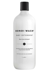 Weiße Flasche mit Bondi Wash Babywaschmittel und schwarzem Deckel. Minimalistischer schwarzer Text, der "Blue Gum & Neroli" hervorhebt, 1L Größe, umweltfreundlich.