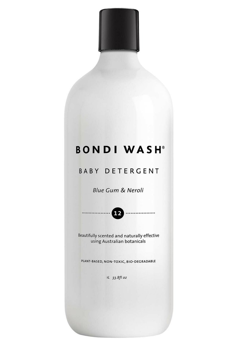 Weiße Flasche mit Bondi Wash Babywaschmittel und schwarzem Deckel. Minimalistischer schwarzer Text, der "Blue Gum & Neroli" hervorhebt, 1L Größe, umweltfreundlich.