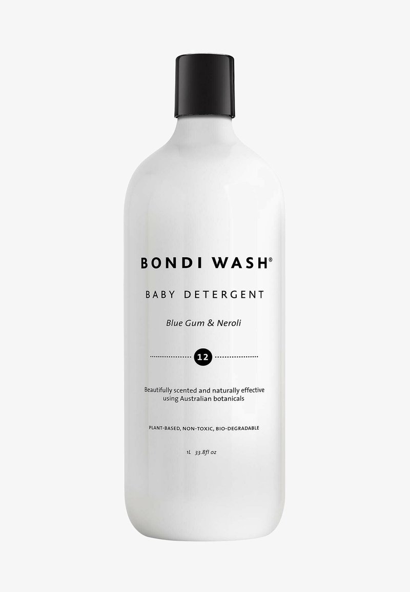 Bouteille blanche de détergent pour bébés Bondi Wash avec un bouchon noir. Présente un texte minimaliste en noir, mettant en avant "Eucalyptus bleu et néroli", taille de 1L, écologique.