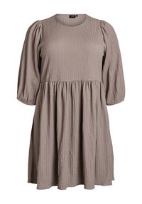 Hnědé šaty s texturou, kulatým výstřihem, balónovými rukávy a rozšířenou sukní s nařaseným švem v pase.