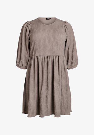 Robe marron texturée avec un col rond, des manches bouffantes et une jupe évasée, présentant une couture froncée à la taille.