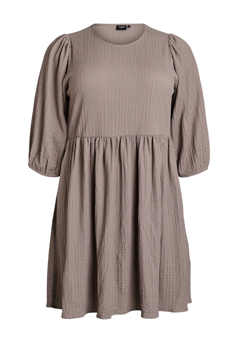 Hnědé šaty s texturou, kulatým výstřihem, balónovými rukávy a rozšířenou sukní s nařaseným švem v pase.