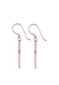 Rosenvergoldete Ohrringe mit länglichen, geraden Stäben, die von einem gebogenen Haken hängen. Die Oberfläche ist glatt und poliert und zeichnet sich durch ein minimalistisches Design aus.