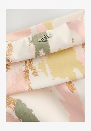 Monivärinen kangas, jossa on siveltimen jälki -kuvio pinkissä, vihreässä, keltaisessa ja kullassa, ja jossa on kiinnitetty hopeinen varuste.