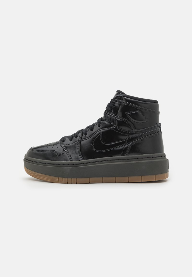 Czarne lakierowane sneakersy typu high-top z perforowanym czubkiem, teksturowanymi akcentami, czarnymi sznurówkami oraz kontrastującą gumową podeszwą w kolorze gumy.