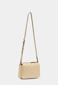 Borsa a tracolla beige in materiale texturizzato con motivo a diamante, con tracolla regolabile e dettagli in tonalità oro, dotata di chiusura zip.
