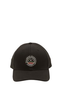 Cappello nero in cotone con visiera rotonda. Presenta un logo ricamato circolare al centro con testo e design ondulato colorato.