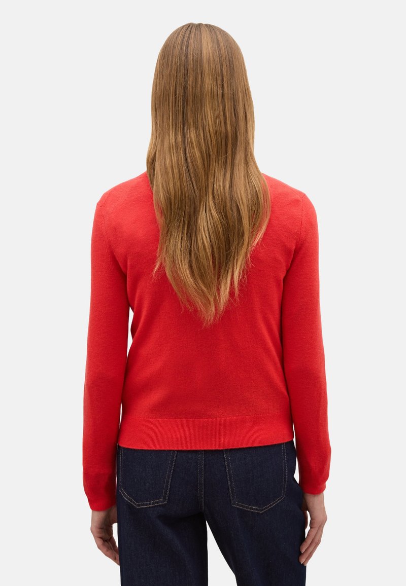 Maglione rosso a maglia con maniche lunghe, vita aderente e design semplice. Tessuto morbido, scollo rotondo, senza motivi o accenti visibili.