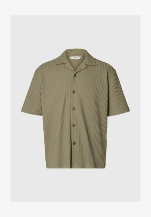 Kortærmet, olivengrøn ribbet skjorte med camp-krave og fem brune knapper foran.
