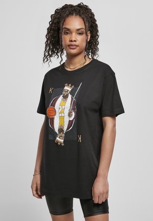 Sort bomulds t-shirt med en illustration af en kronet figur, der holder et sværd og en basketball, med gule og burgunderrøde accenter.