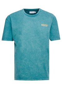 Playera de algodón en color turquesa con cuello redondeado. Presenta una textura desgastada y un gráfico de "BUDAPEST" en amarillo en el pecho. Manga corta.