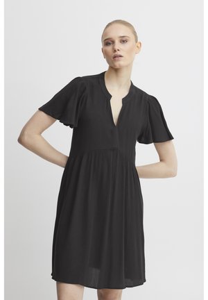 Robe noire avec des manches courtes bouffantes, un décolleté en V profond et une taille froncée, offrant une texture légère et une silhouette fluide.