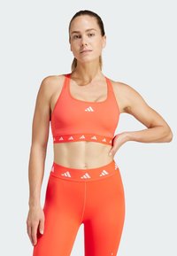 adidas Performance POWERREACT MEDIUM-SUPPORT TECHFIT - Sports-BH-er med medium støtte - bright red