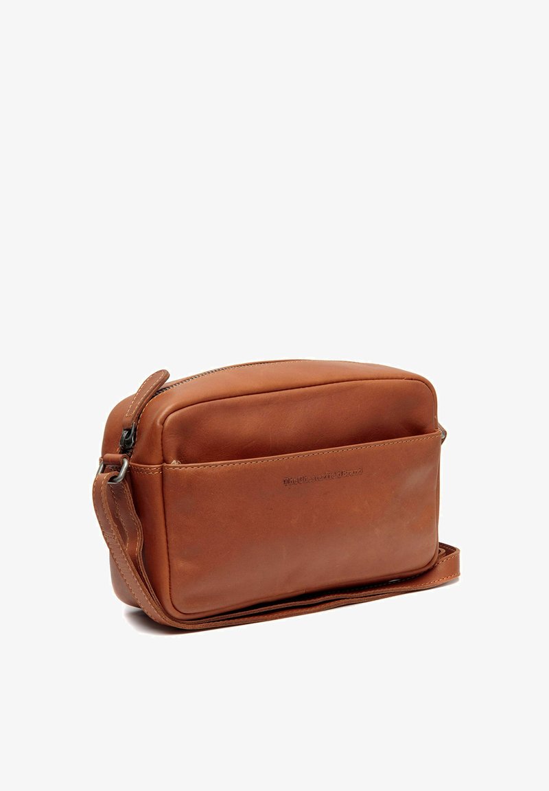 Borsa a tracolla in pelle marrone con forma rettangolare, chiusura con zip, tracolla regolabile e tasca frontale. Texture liscia e branding minimale.