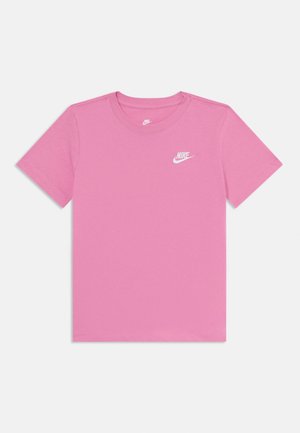 T-shirt rose à manches courtes Nike avec col rond et logo Nike blanc sur la poitrine gauche sur un fond uni.