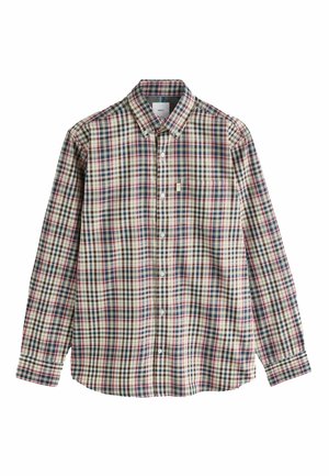 Persona che allaccia il polsino grigio su una camicia a quadri con quadrati rossi, marroni e neri, concentrandosi sui dettagli della manica e delle mani.