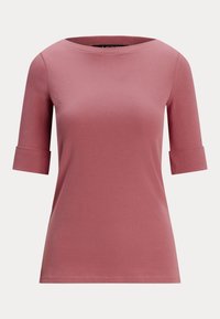 Vaaleanpunainen lyhythihainen paita, jossa on veneenominaisuus ja taitetut hihansuut, valmistettu sileästä, kevyestä kankaasta.