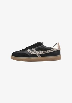 Zapatilla negra con un detalle de estampado de leopardo, materiales de ante y cuero liso, suela de goma y detalles metálicos en el talón.