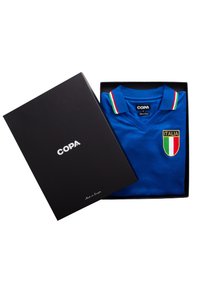 Blaues Italien Fußballtrikot mit grün-weiß-rotem Streifenkragen, gefaltet in einer schwarzen COPA-Box mit teilweise geöffnetem Deckel.