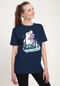 Marineblå bomullströja med en grafisk bild av en pingvin och en björn, med texten "SLEIGH ALL DAY" i lekfulla typsnitt och snöflingeaccent.