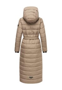 Beige pufferjack met een capuchon, voorzien van een ceintuur in de taille, een doorgestikt ontwerp, lange mouwen en een logo-embleem op de bovenarm.
