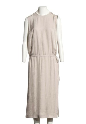 Robe midi beige sans manches avec encolure ronde et détail de nœud sur le côté, présentée sur un mannequin blanc sur fond blanc uni.