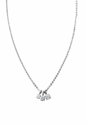 Collar de cadena de plata con tres piedras preciosas claras redondas de tamaños variados agrupadas en el centro sobre un fondo blanco.