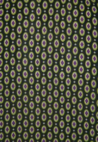 Tessuto nero decorato con ovali verdi distribuiti uniformemente, contenenti forme a diamante viola e piccole macchie bianche disposte in un modello a griglia.