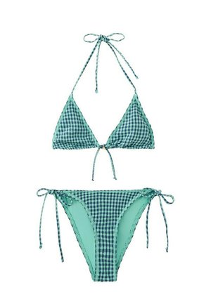 Bikini triangular de cuadros verdes y azul marino con cuello halter y braguitas con lazos laterales sobre fondo blanco.