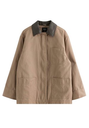 Tanfarvet yderjakke med sort læderkrave, lange ærmer, to forlommer og en central lynlåslukning. Glat tekstur.