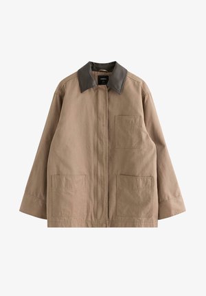 Tanfarvet yderjakke med sort læderkrave, lange ærmer, to forlommer og en central lynlåslukning. Glat tekstur.