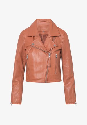 Gecropte, roestkleurige lederen jas met een brede kraag, twee voorzakken met rits en zilveren hardware-accenten. Gladde textuur overal.