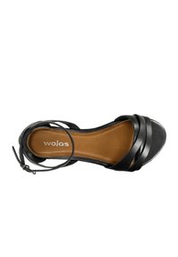 Czarne sandały na cienkich paskach z zaokrąglonym noskiem, z wieloma eleganckimi paskami i płaskim obcasem. Wnętrze ma jasnobrązową wkładkę z logo marki.